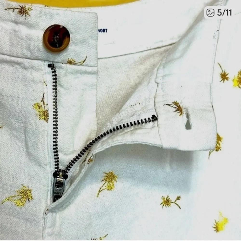 Old Navy White Linen Shorts Metallic Gold Palm Tree Print Womens Size 4 Coastal